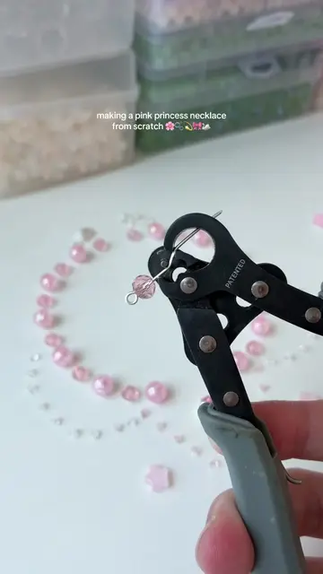 make a beaded necklace with me 🌸🩰🎀🌷💕 #jewelrymaking #handmadejewellery #Sma