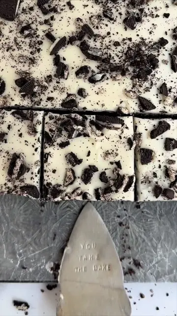 Oreo lovers… this one’s for you 🤎🍪 This Oreo Texas Sheet Cake is moist, topped