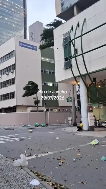 Surreal! 🌬️🌧️ Ventos de até 90 km/h no Rio de Janeiro. Se cuidem e fiquem em s