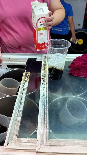 POV: You’re buying milk tea in Kaohsiung, Taiwan 🇹🇼🧋 Would you try it? #Taiwa