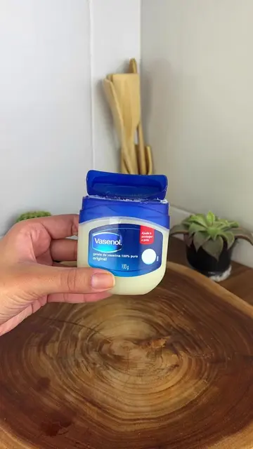 Apply Vaseline with banana and you will be surprised! #Skincare #Skin #HomeTips