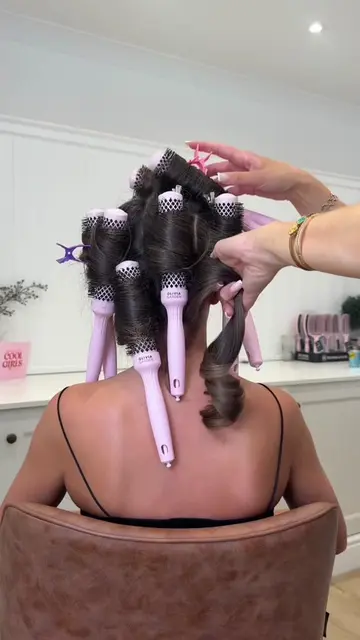 Not every bouncy blowdry has to be created with a 25mm brush ✨ I love using the 