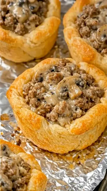🥧🍄 This Creamy Ground Beef & Mushroom Biscuit Cup is the ultimate bite-sized
 