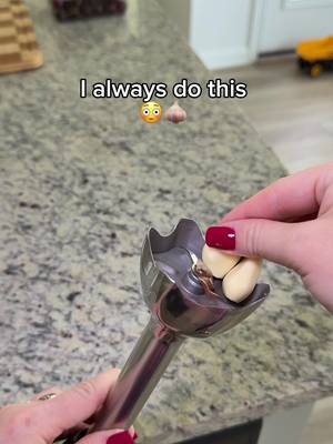 I always do this 😳🧄 #Foodie #LifeHack #kitchenhack #CookingHacks #garlic 