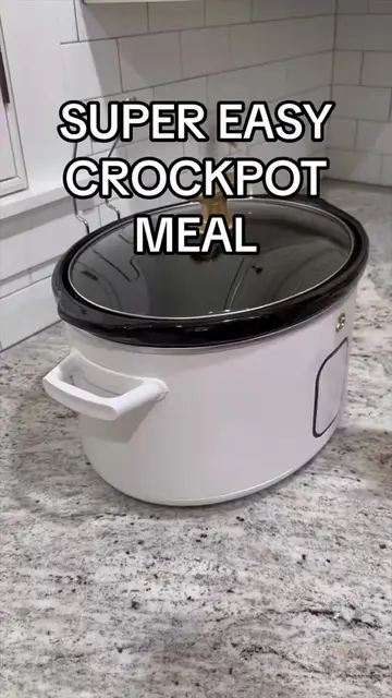 🥘 SUPER EASY CROCKPOT LASAGNA This is one of those family-favorite meals that e