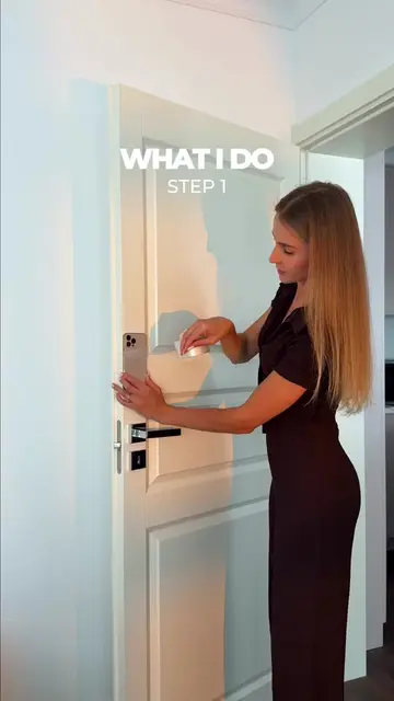 No, the tape didn't damage any doors, haha 😅 It's a super simple hook or in-bet