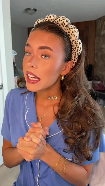 WAITTTT I ateeee lowkey. Try and spot when my earring fell out of my ear LOL #up