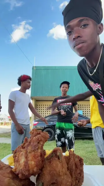 Hungry tf😹#foryourpage #foodchallenge @•Darro🧃🚶🏾‍♂️• @𝓖𝓻𝓲𝓶 🧌 @👑✨ Sᴡɪss