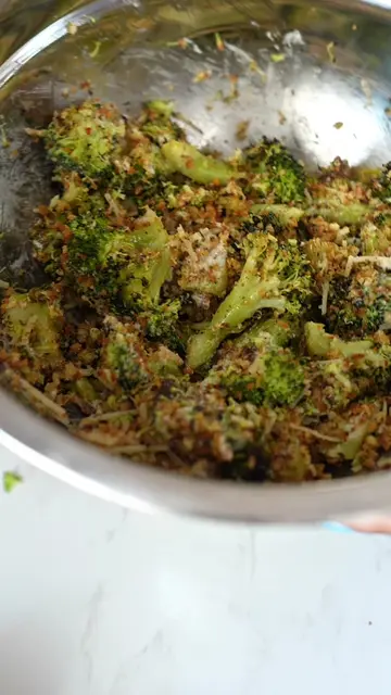This viral Broccoli Caesar Salad is seriously worth the hype 🥦✨ The secret? Bla