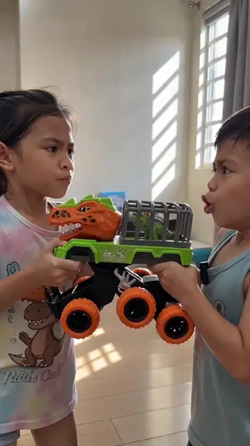 Grabe ang matinding away ng magkapatid para sa maliit na dinosaur truck 🦖🛻 Sin