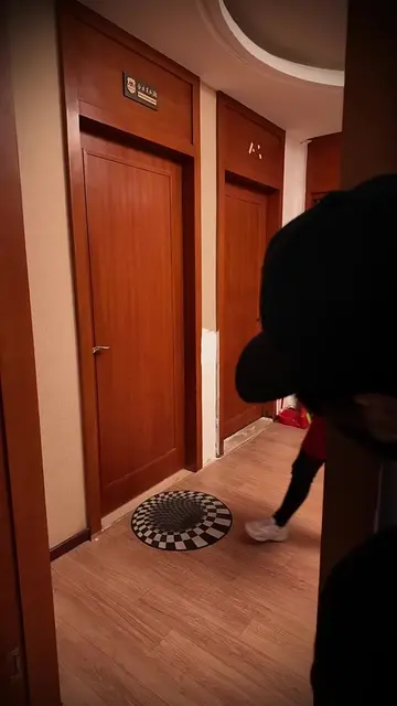 🚪🔑She thought it was safe… but the door stopper saved her. #shorts Welcome to 