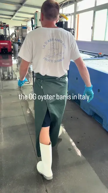 No dress code, no frills, just the freshest shellfish #oysterbar #shellfish #ita