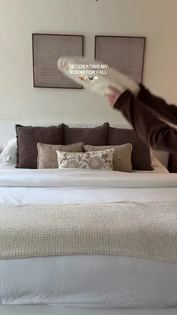 august means fall decorating!! 🤭🍂🫶🏼 #fall #falldecorating #august #bedroom #