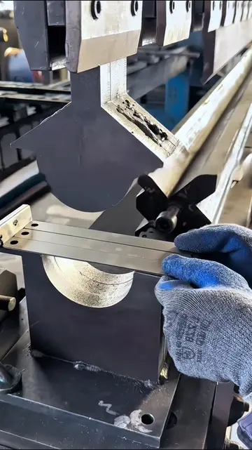 Today we're bending with our own custom die. 🔧  Covo Press Brake Tools Manufact