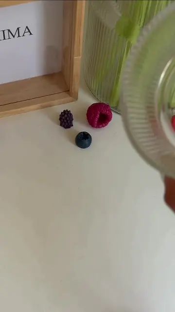 ❤️ Wait… that’s not a real pomegranate?! 👀✨ Every single seed is made from wax…