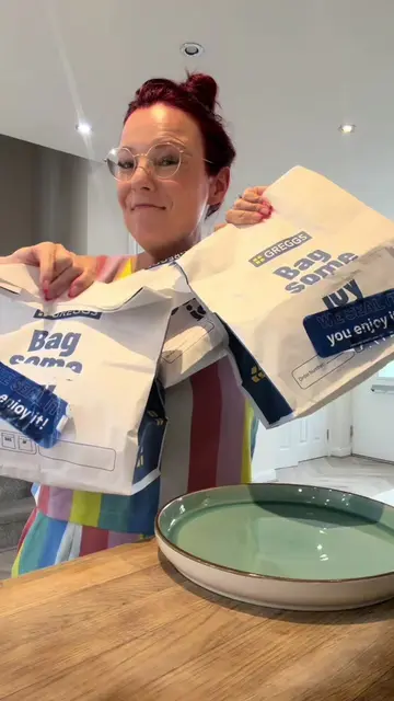Dish up my husbands @Greggs  with me #whatieat #eatwithme #whatieat #SnackTime 