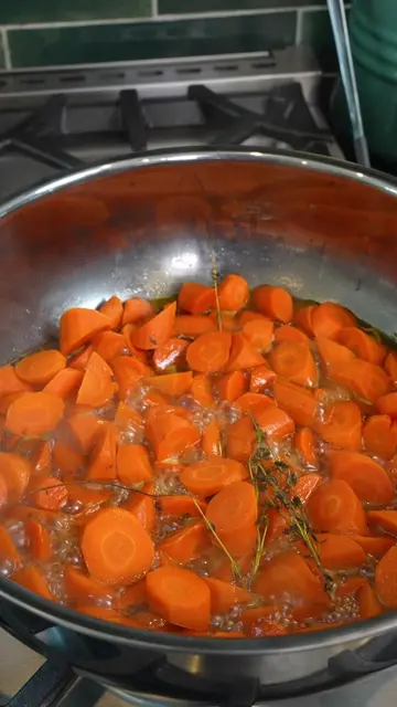 How to make brown sugar glazed carrots! Recipe on my website, link in bio. #glaz