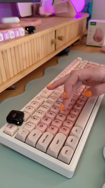 I didn’t think I’d love the XVX Foundation keycaps this much. 🤍✨🫧 They’re some