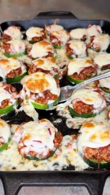 These Zucchini Pizza Wheels make for a perfect weeknight dinner. Fast, easy, hea