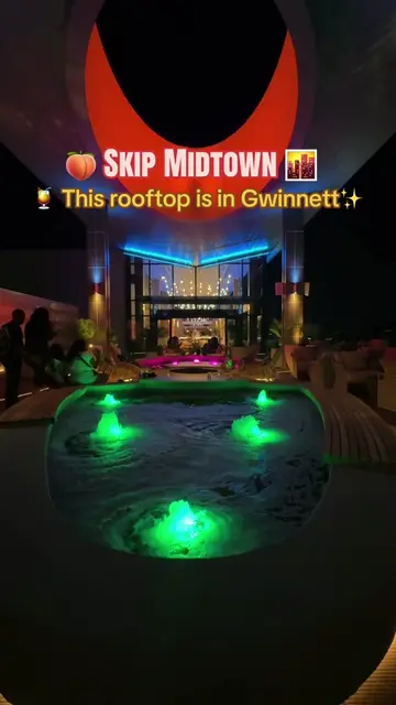 Who says you have to drive into Midtown for rooftop views? 🌆✨ This rooftop at T