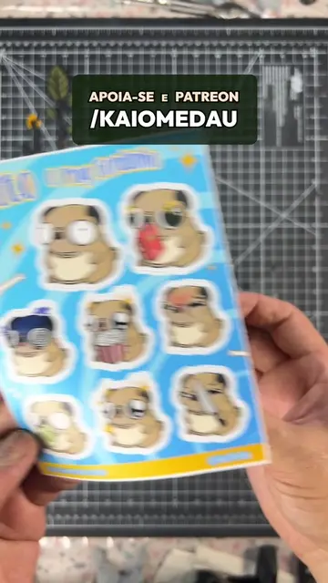 Conheça o Dito Gordinho! 🐟🐱 Ele nasceu como um adesivo há alguns anos, mas fin