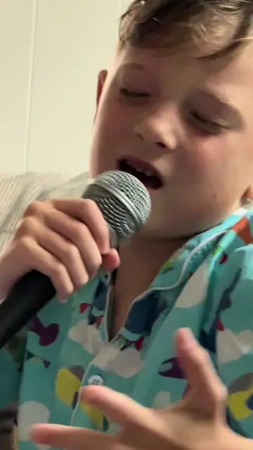 This kid was born to sing #phoenixstrong💙 #avamax #avamaxfan @Ava Max #tinysing