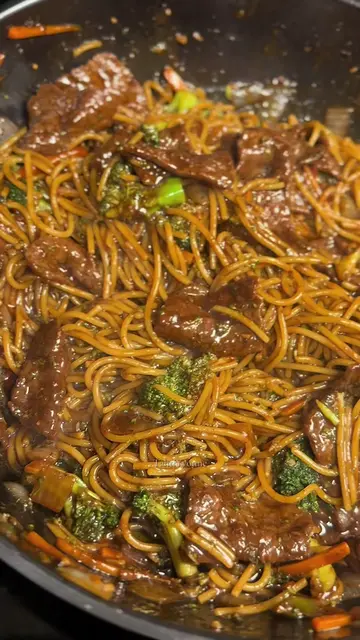 This beef and broccoli lo mein is one of my favorite meals I’ve cooked recently!