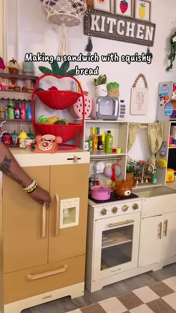 This is your sign to grab squishy bread for your play kitchen! It’s so fun! 