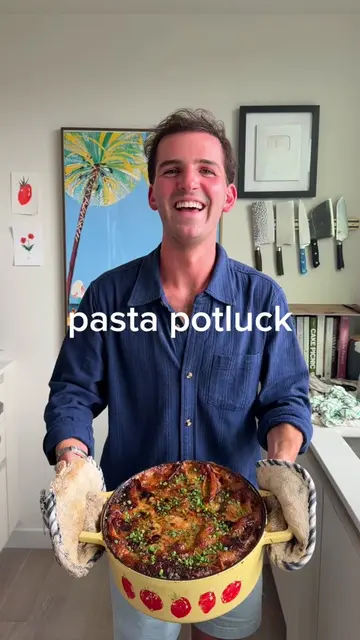 pasta picnic for 30 friends 🍝🧺 recipes are up on my Substack for free so make 