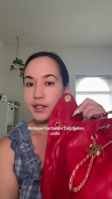 Does anybody’s newer Chanel 25 do this??? #designerbags #luxuryunboxings #chanel
