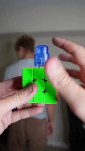 How did he do it that fast? #cubing #rubikscube #speedcubing #fastsolve #speedcu