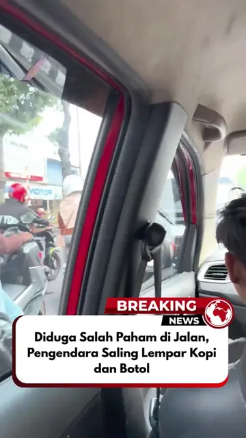 Video yang beredar di media sosial memperlihatkan aksi saling lempar antar penge