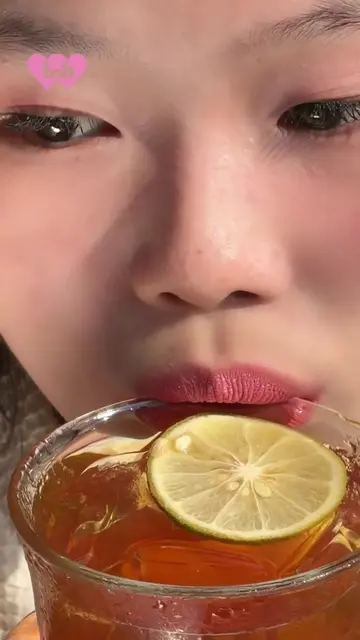 Ini dia glittery lippie yang gak transfer walaupun dibawa minum! #barenbliss #ba