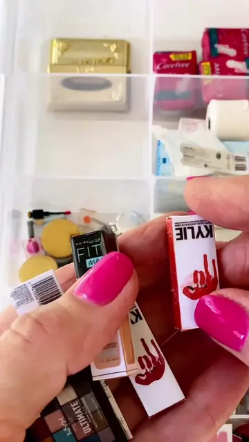 My entire makeup bag fits in the palm of my hand. 💄😉 What’s the one makeup ite