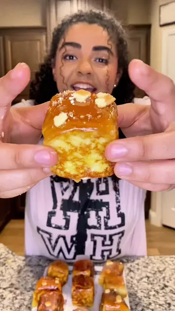 Banana pudding and crème brûlée had a baby 🤤 Soft Hawaiian rolls stuffed with h