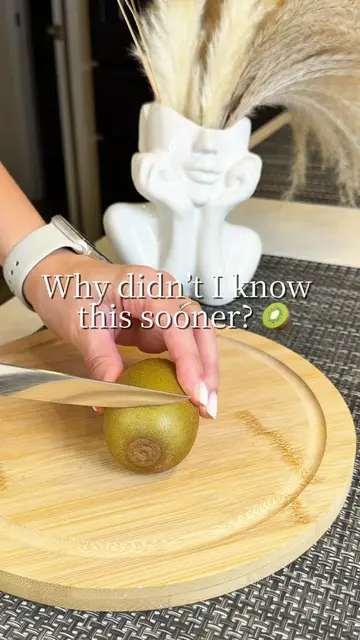 🥝 The easiest way to peel a kiwi in just a few seconds. Save this simple kitche