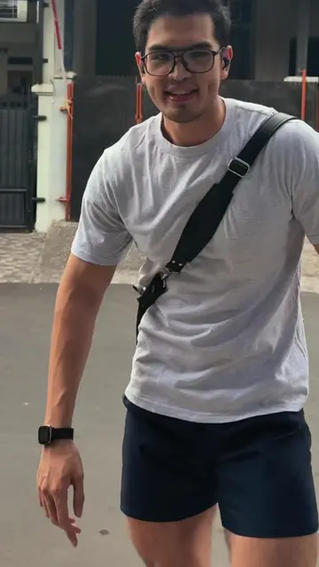 Coffee run outfit menjelang jam makan siang. Bawa tas karena sekalian beli groce