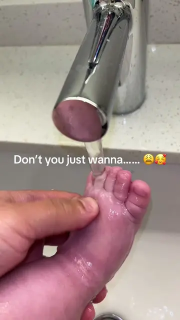 Eat these cute little baby feet 😩🥰🤣 feet #babyfeet #viraltiktok #tiktokbaby #
