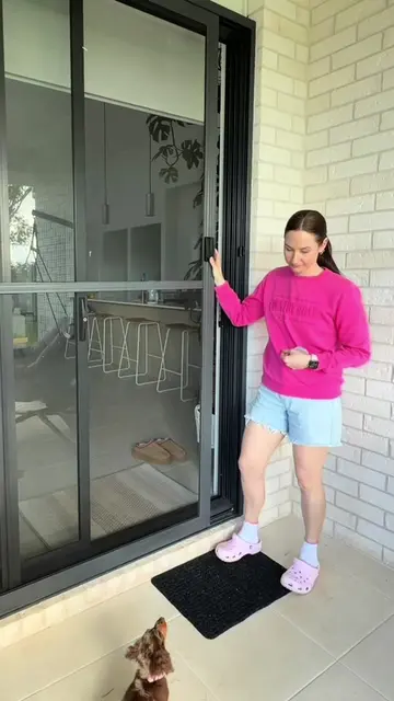 🍪 My mini dachshund puppy Cookie did not want to wait at the door! It was a rac