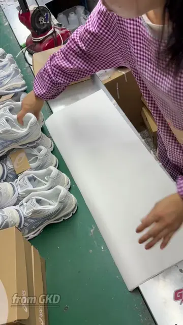 Shoe Factory – Experience the working atmosphere firsthand! We ship worldwide, a