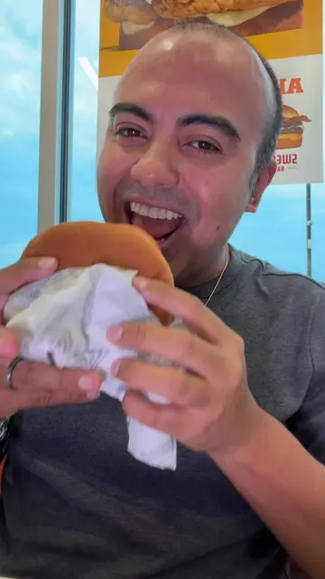 Fresh burgers, crispy onion rings, and sauces that completely stole the show. 🍔