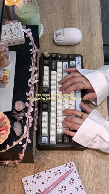 I love Mondays now that I work from home at my dream job 👩🏻‍💻🍵🎧💌🧸💭 A cou