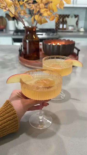 The perfect little fall cocktail for ladies night 🍂🍎🥂 Recipe: Pour edible gli