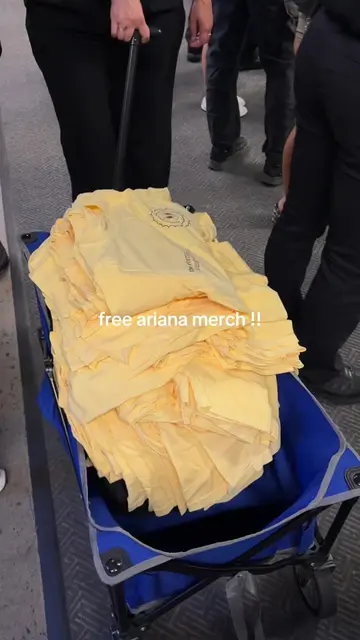 I know they were just restocking merch at the stands buttttt my mind was telling