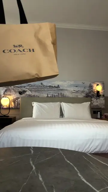 On my trip to the UK, I simply couldn’t resist picking up this bag. The Coach Rh