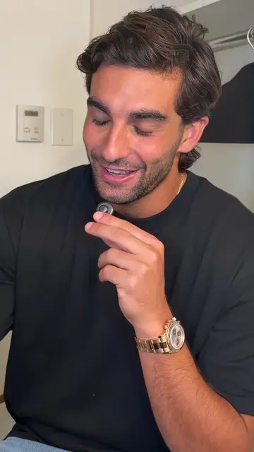 Ferran Torres, World Cup champion, takes on a guessing game of different dog bre