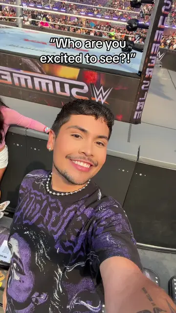 got to see @Joe Anoai aka “Roman Reigns” front row.. AY QUE LOCURA 🤭😍😍😍 #rom