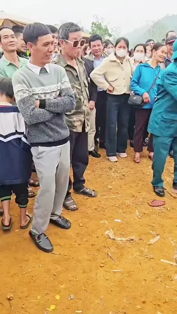 she was trying very hard 😆😆#vietnamfetival #LearnOnTikTok #CapCut #viral #tikt