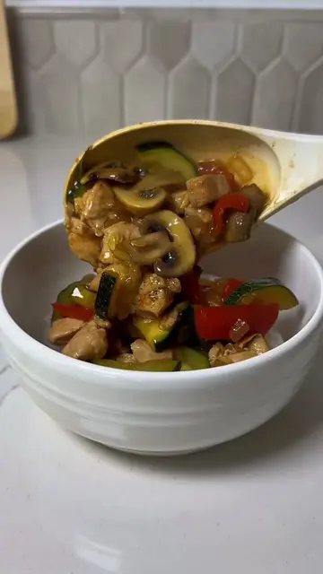 Chicken Zucchini Mushroom Stir Fry 🍗🥒🍄‍🟫 Recipe below & follow for more easy