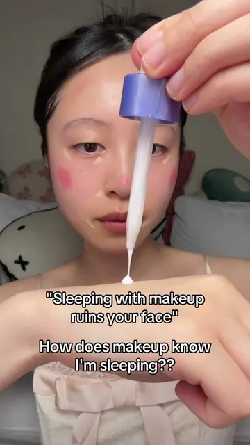 Your makeup doesn’t know you’re sleeping👀 but your skin does!  At night, your s